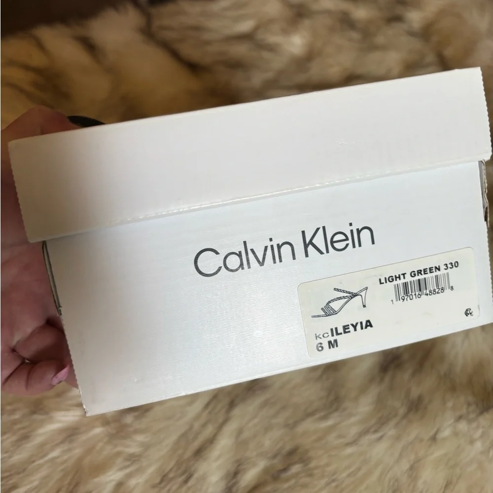 ❤️🥀Calvin Klein light green/yellowish 
 SANDALS W/TWISED STRAP & KITTEN HEELS🥀❤️ - Picture 8 of 10